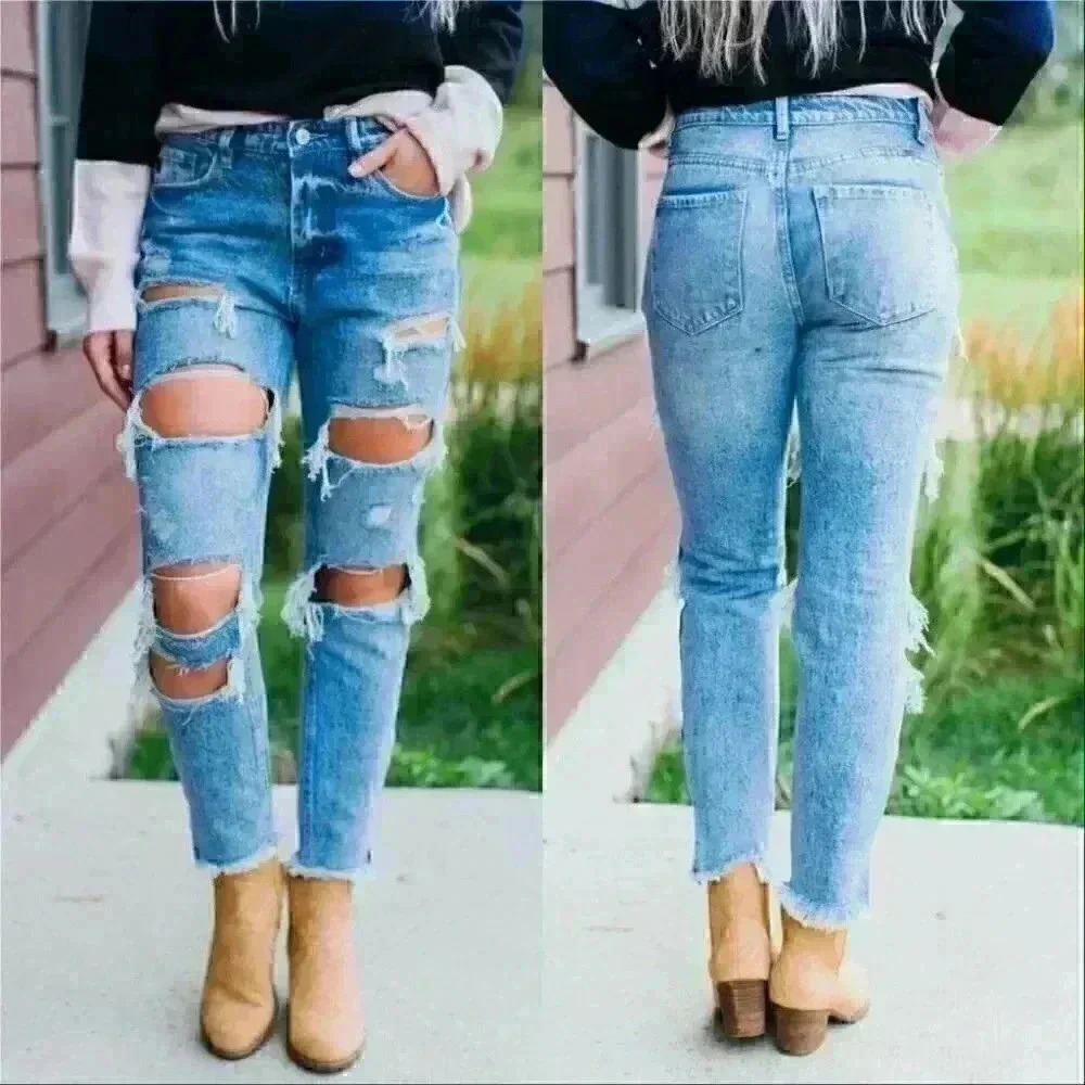 DISTRESSED JEANS